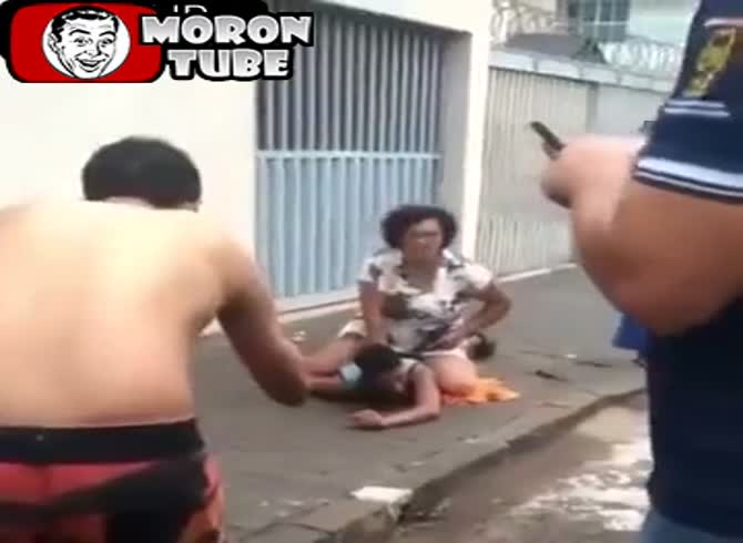 Video :A retired police officer sits on the thief's back to subdue him